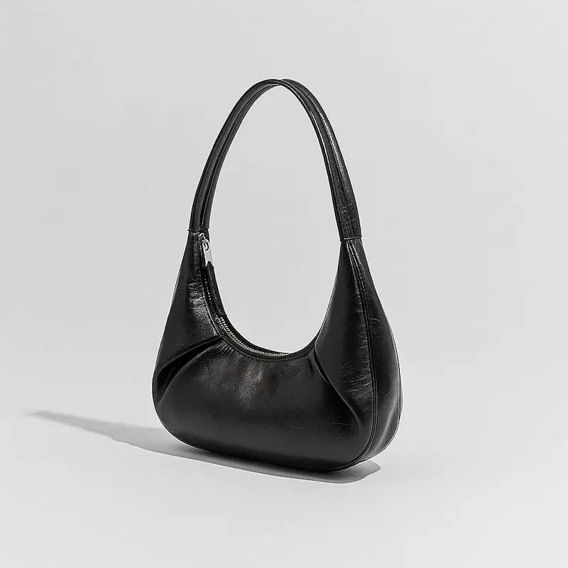 Vue de face du sac à main croissant noir en cuir PU brillant