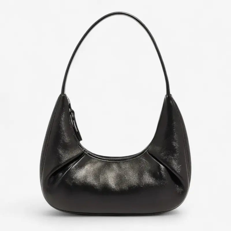 Sac a main croissant porté épaule noir brillant en cuir synthétique vu de face.