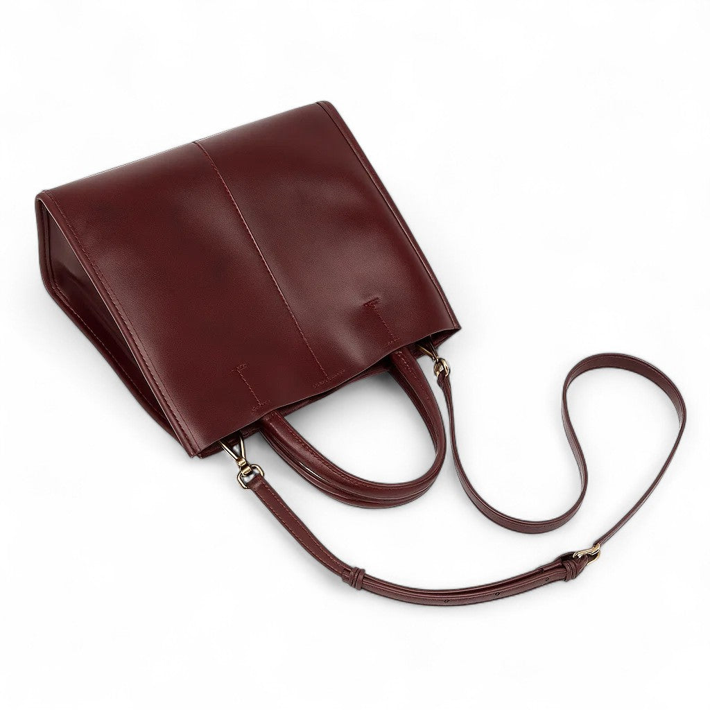 Sac à main marron en cuir vu de dessus avec bandoulière amovible déployée.