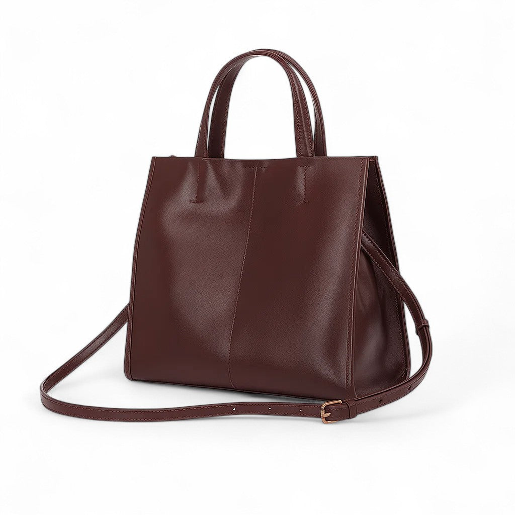 Vue arrière d’un sac à main marron en cuir souple avec bandoulière détachable.