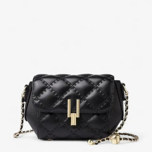 Sac à main matelassé blanc avec chaîne dorée et rabat métallique