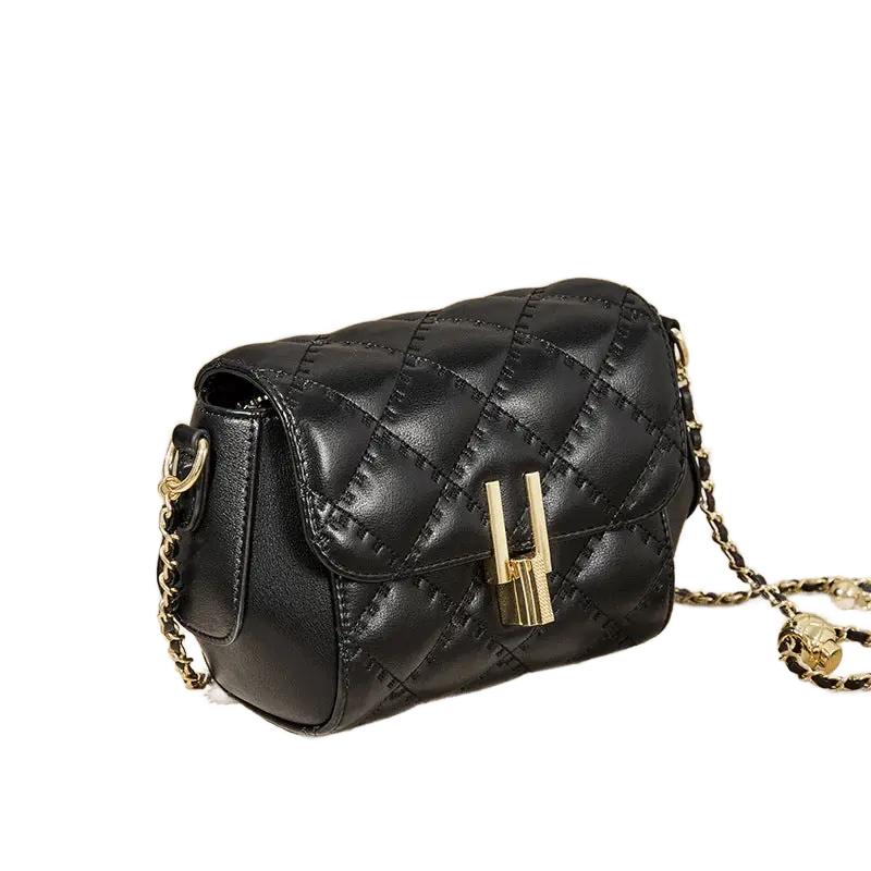 Sac à main matelassé en cuir noir avec chaîne dorée et rabat métallique