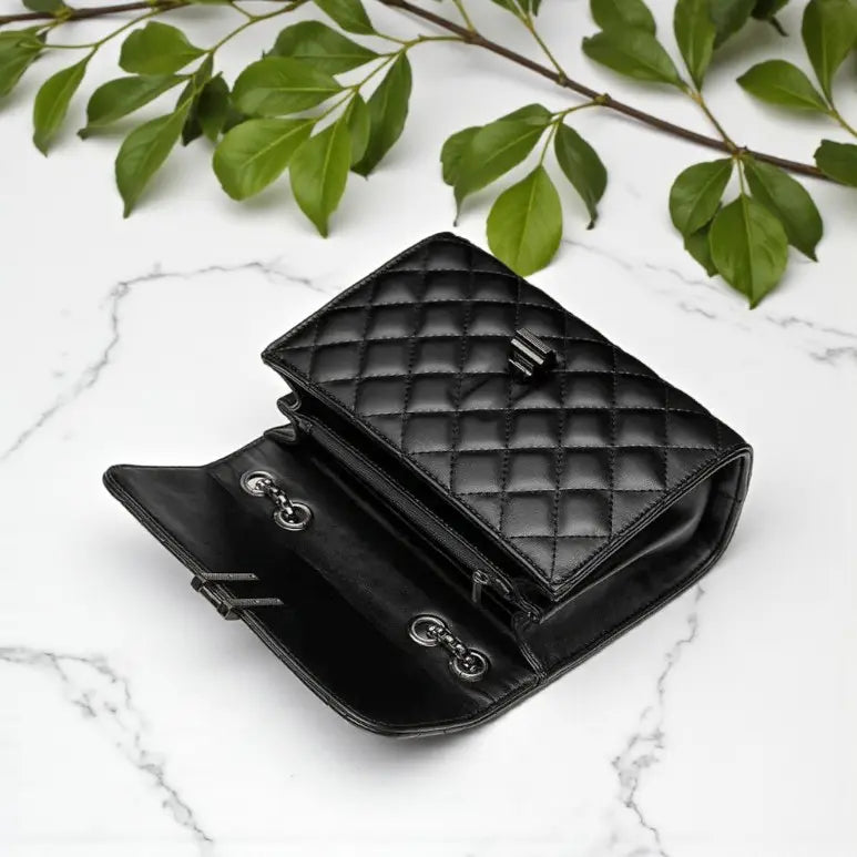 Sac à main matelassé noir ouvert avec fermoir à rabat