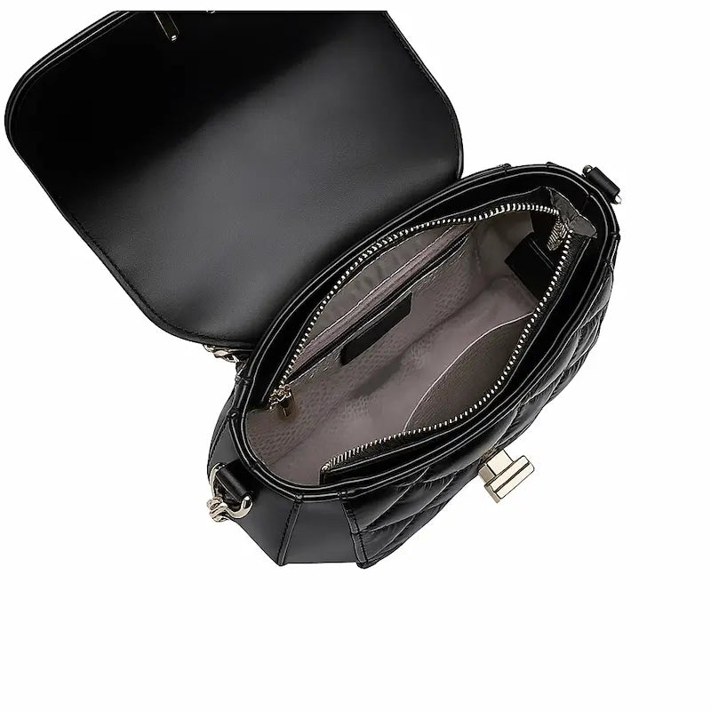 Sac à main matelassé noir suspendu par sa chaîne dorée