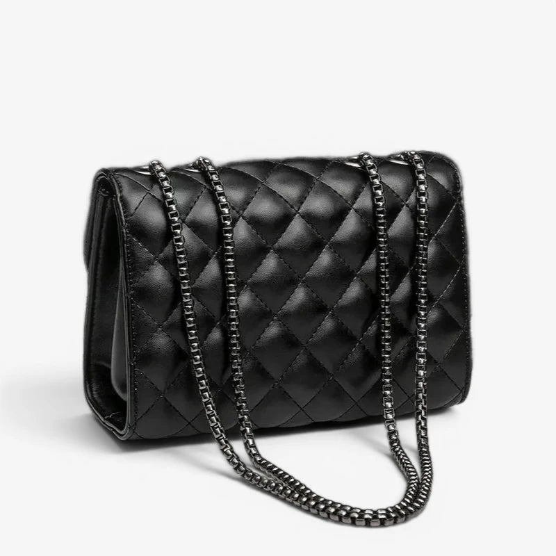 Sac à main matelassé noir avec chaîne vu de dos