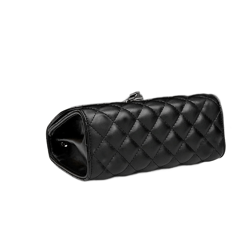 Vue du dessous du sac à main matelassé noir