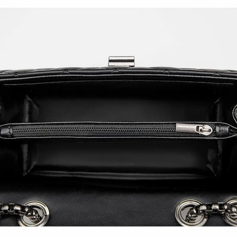 Intérieur vide du sac à main matelassé noir avec compartiments