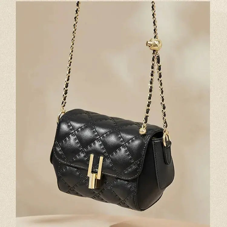 Sac à main matelassé noir avec chaîne dorée vue en angle oblique