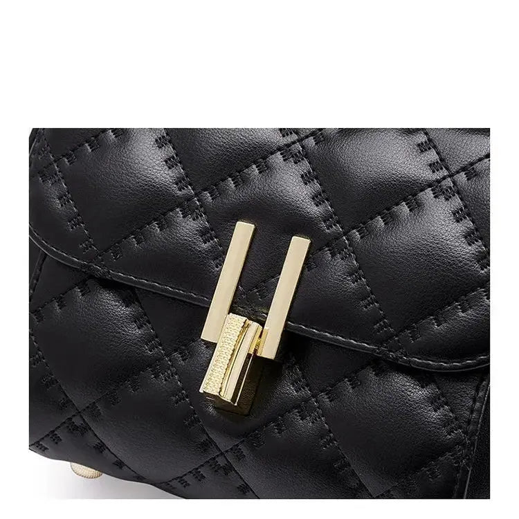 Zoom sur le fermoir métallique du sac à main matelassé noir