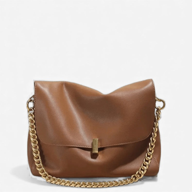 Sac à rabat souple en cuir marron foncé avec chaîne dorée vue de face