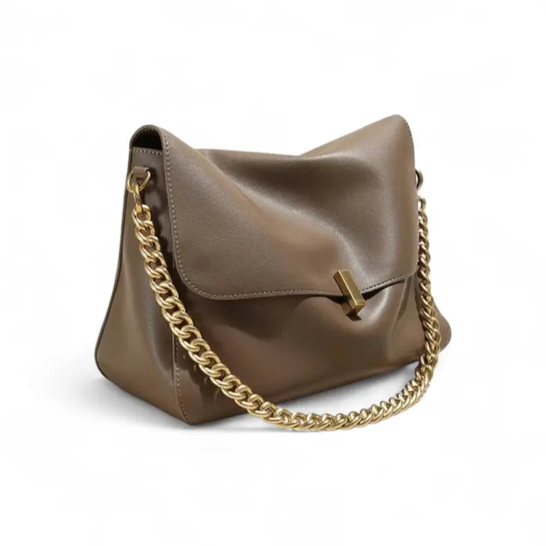 Sac à rabat souple en cuir marron avec chaîne dorée vu de côté