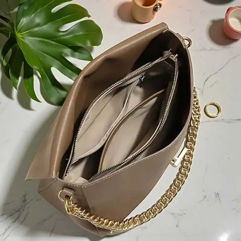 Intérieur du sac à rabat souple en cuir marron avec poche et séparation