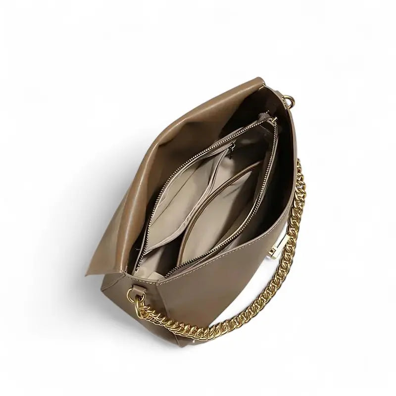 Intérieur du sac à rabat souple en cuir marron avec poche et séparation