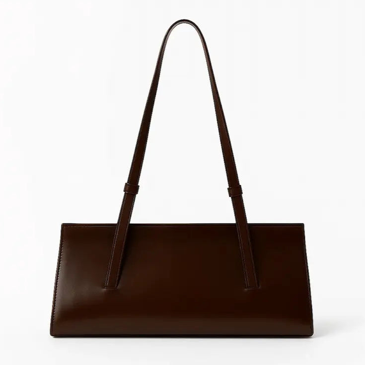 Sac baguette en cuir marron foncé pour femme, vue de face avec silhouette allongée