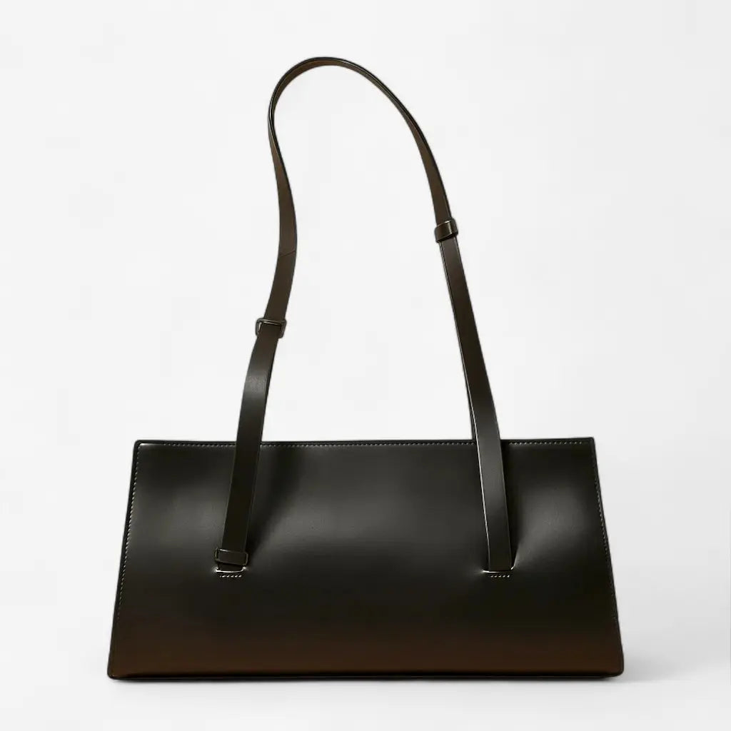 Sac baguette en cuir noir pour femme avec silhouette allongée et design minimaliste