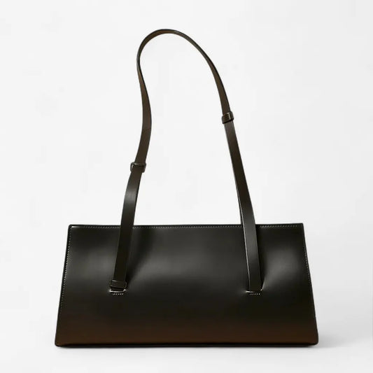 Sac baguette en cuir noir pour femme avec silhouette allongée et design minimaliste