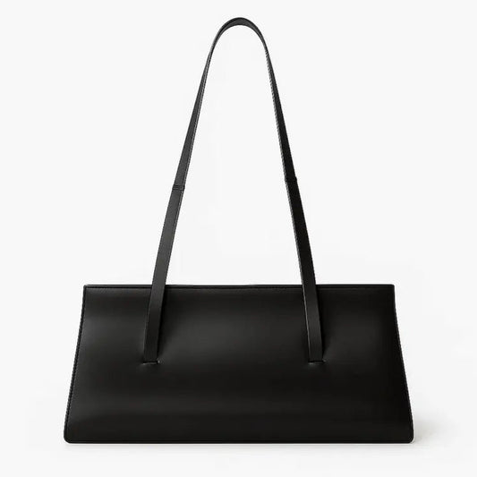 Sac baguette en cuir noir pour femme avec silhouette allongée et design minimaliste