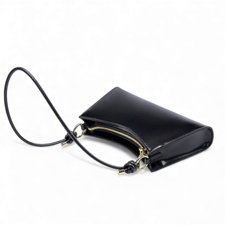 Vue d’ensemble du sac baguette en cuir noir avec bandoulière
