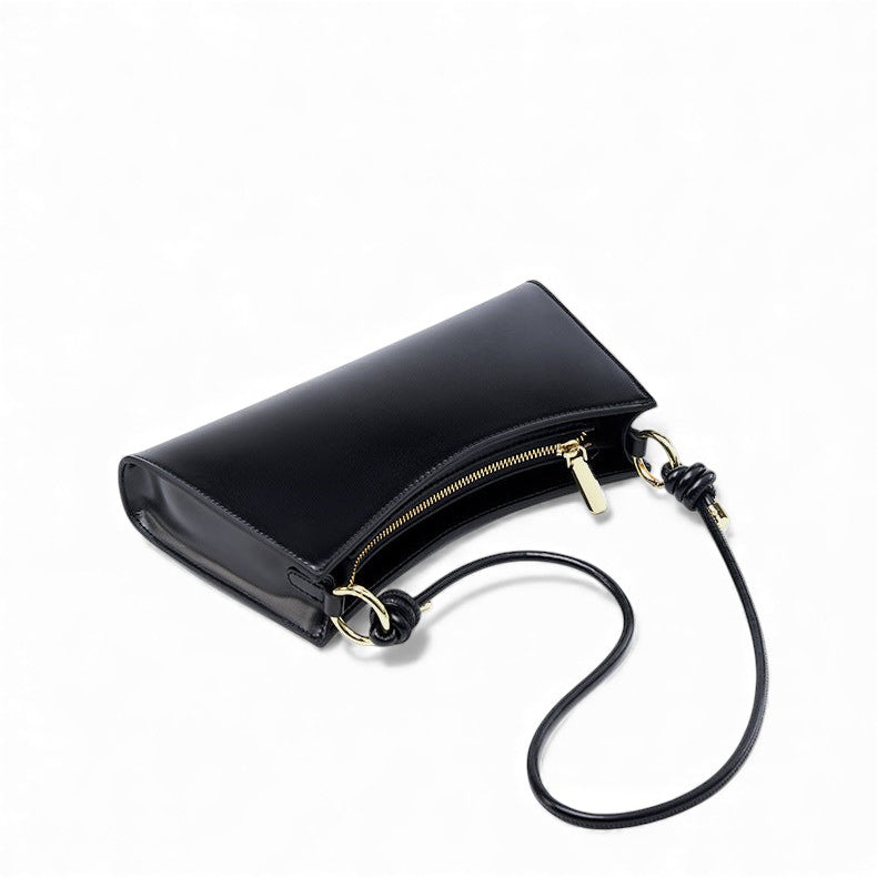 Sac baguette en cuir noir vu de côté avec bandoulière
