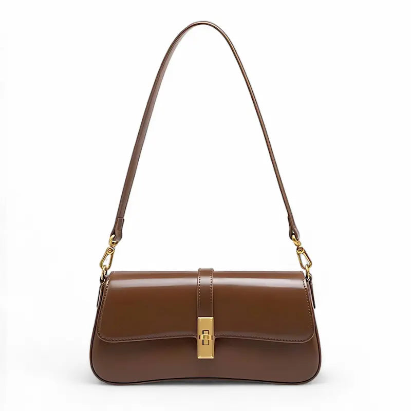 Sac baguette en cuir véritable marron vu de face avec fermeture dorée