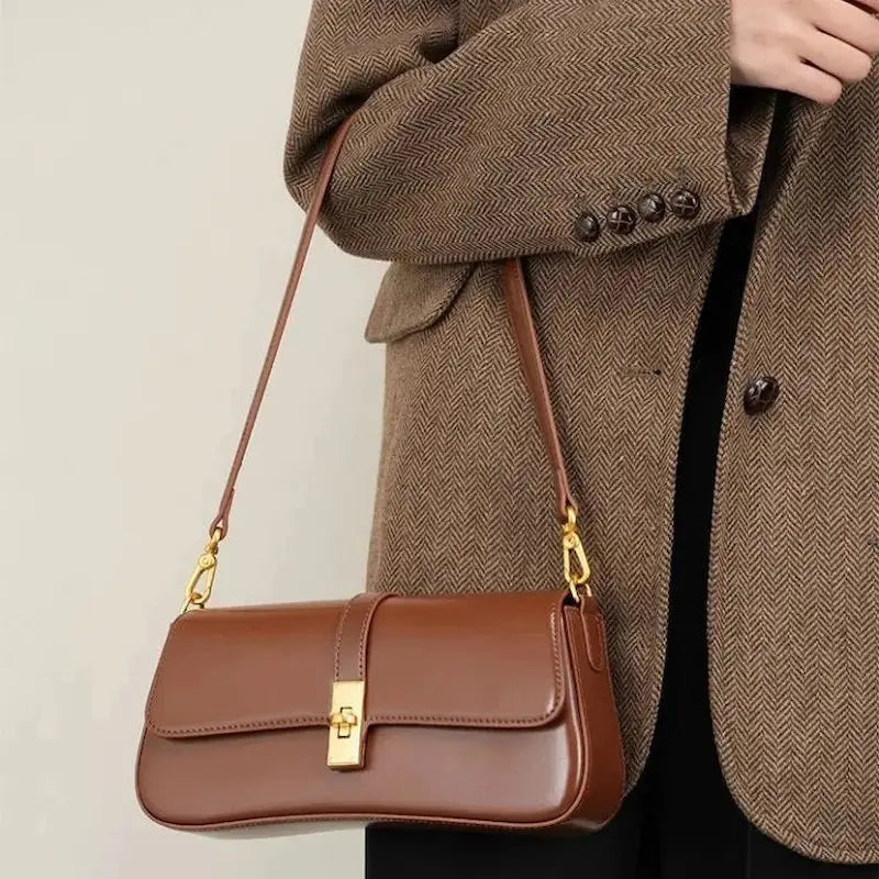 Sac baguette en cuir véritable marron porté à la main avec bandoulière ajustable