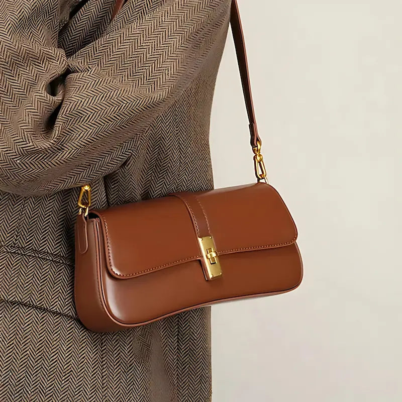 Sac baguette en cuir véritable marron vu de profil avec fermeture dorée