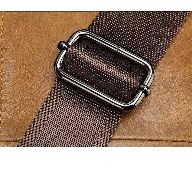 Détail de la boucle métallique de la bandoulière du sac banane marron clair