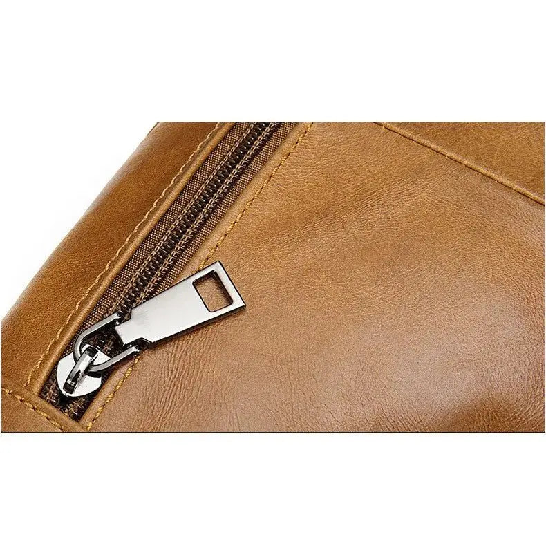 Gros plan sur la fermeture éclair en métal du sac banane marron clair