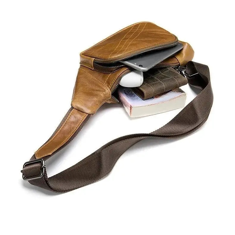 Vue du sac banane marron clair ouvert avec contenu visible