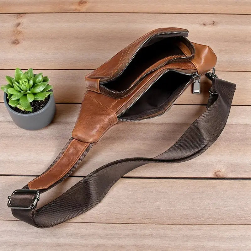 Vue du sac banane en cuir marron clair ouvert