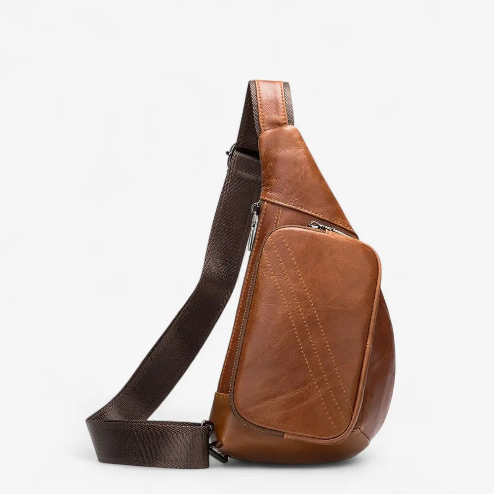 Vue de profil du sac banane en cuir marron clair fermé