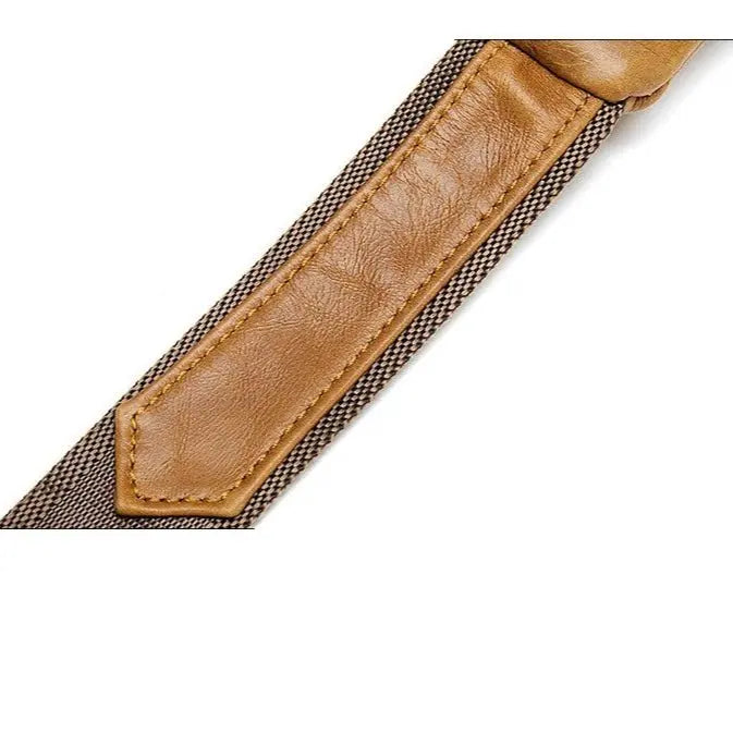 Gros plan sur la sangle en cuir du sac banane marron clair