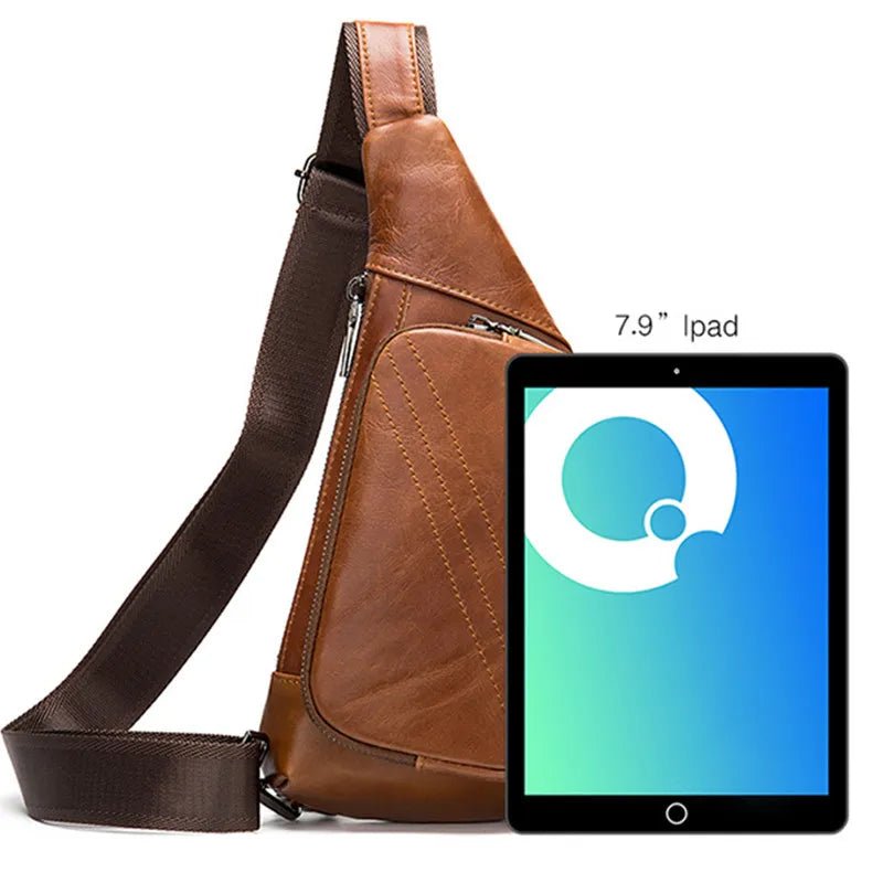 Sac banane en cuir marron clair comparé avec une tablette 7,9 pouces