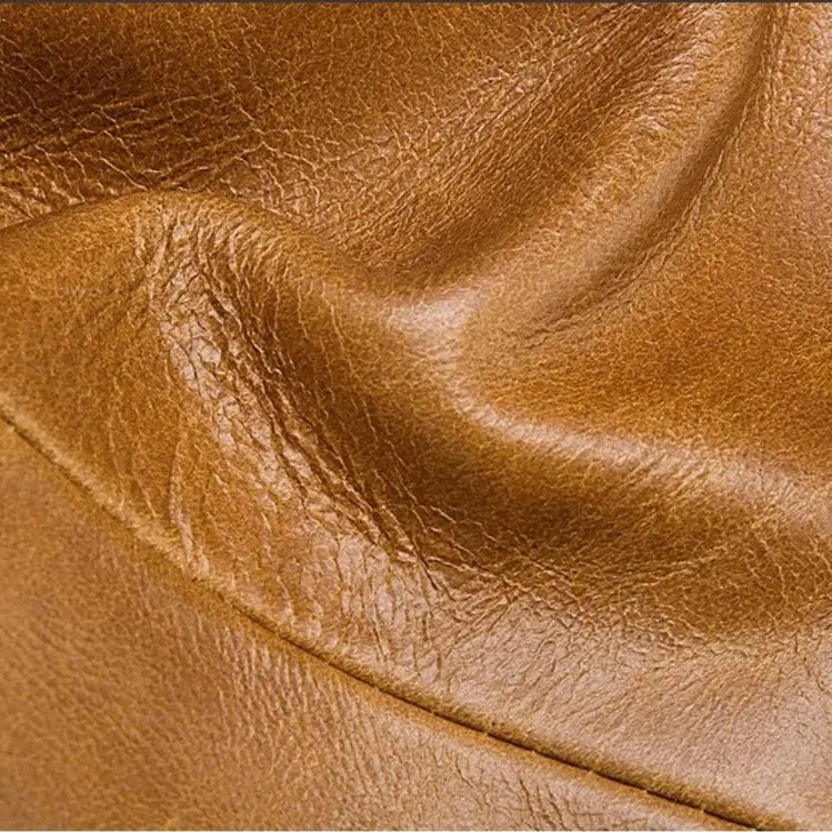 Détail de la texture grainée du cuir marron clair