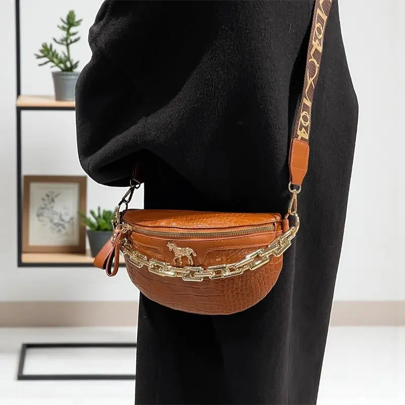 Sac banane femme en cuir synthétique camel avec motif croco et chaîne dorée
