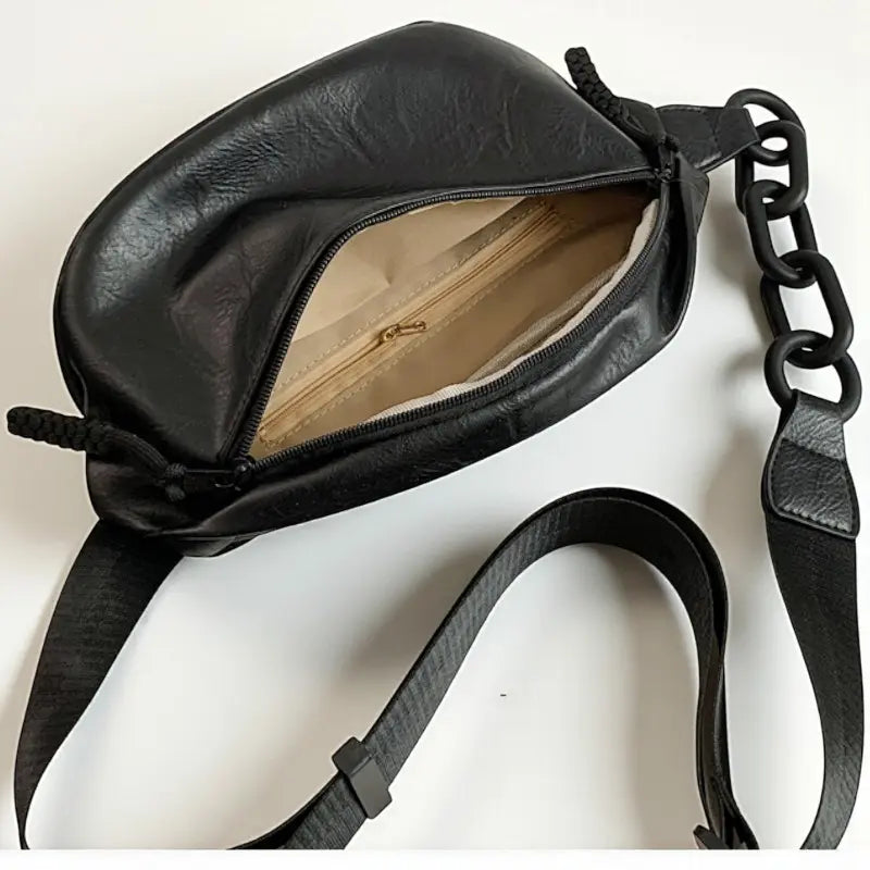 Vue intérieure du sac banane femme en cuir synthétique noir vide avec doublure polyester.