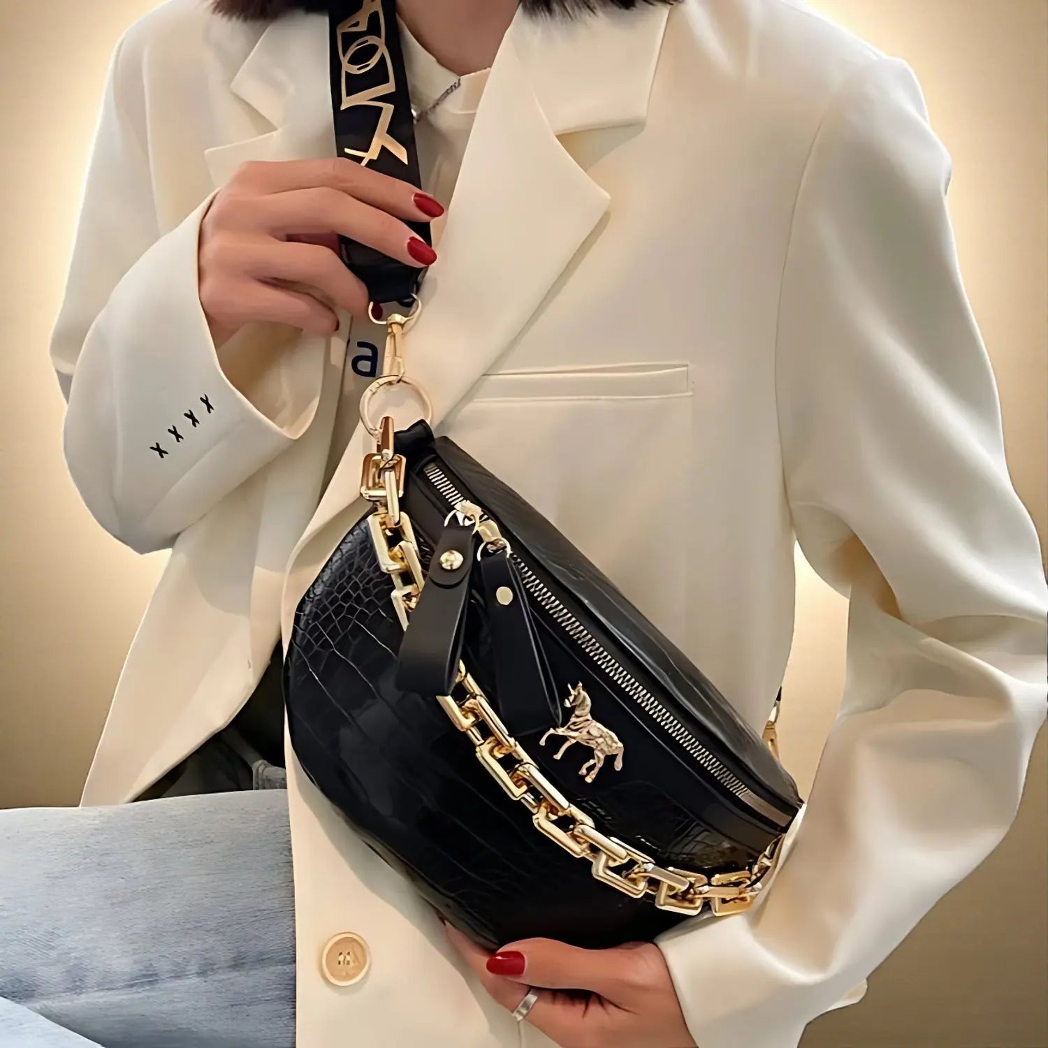 Sac banane femme en cuir synthétique noir avec motif croco et chaîne dorée