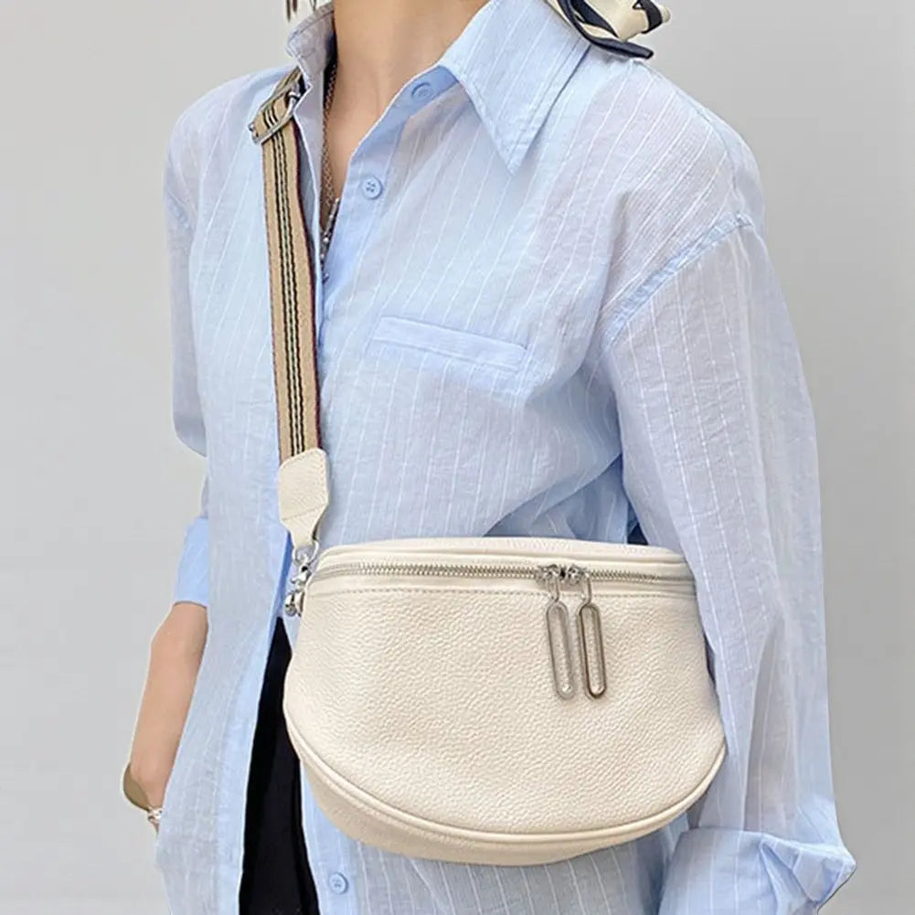Sac banane femme en cuir véritable blanc porté à l’épaule avec fermeture zip double.