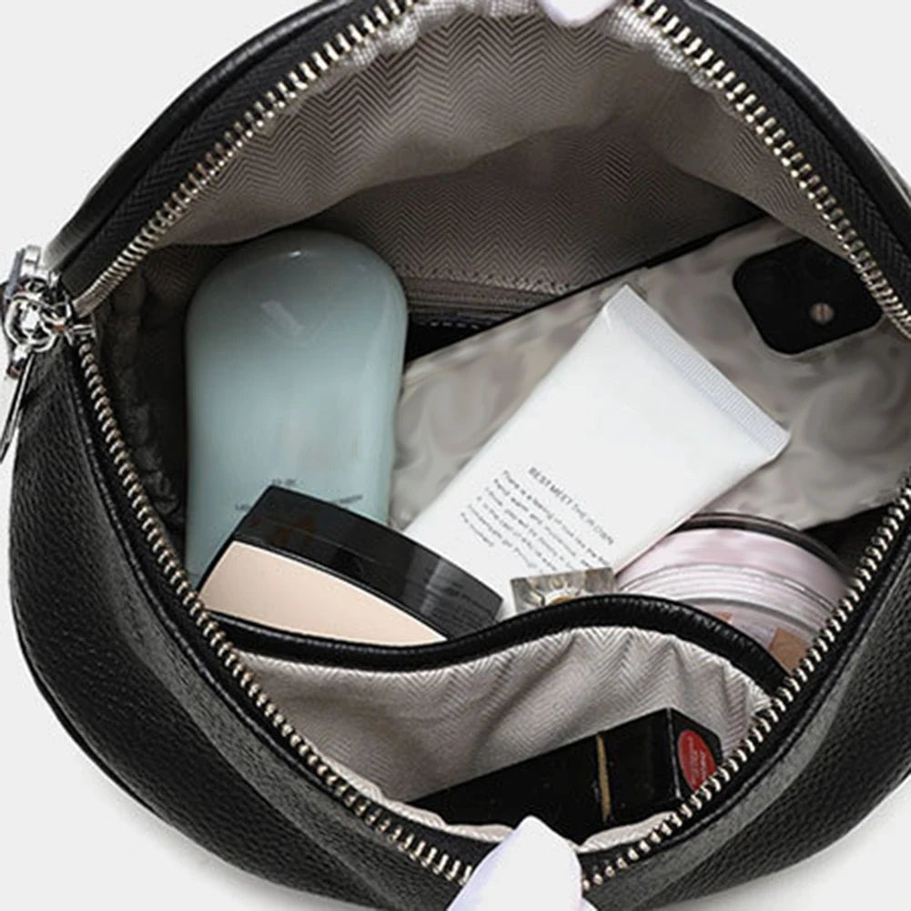 Vue intérieure du sac banane femme en cuir véritable noir avec compartiment principal.