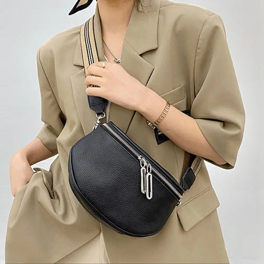 Sac banane femme en cuir véritable noir porté en bandoulière avec zip double.