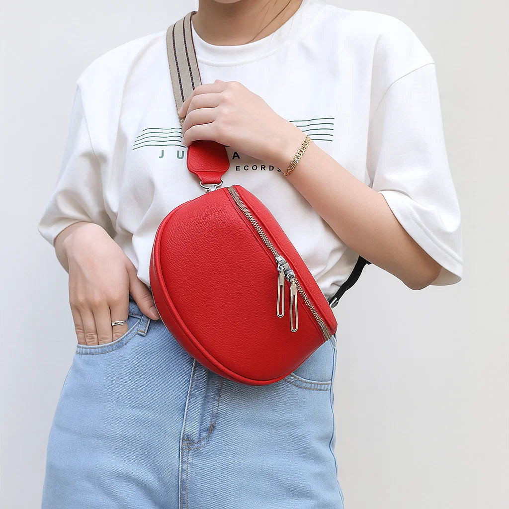 Sac banane femme en cuir véritable rouge porté en bandoulière avec fermeture zip double.