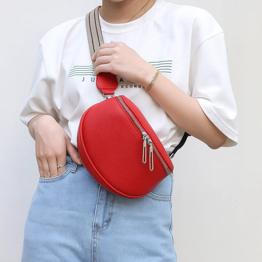 Sac banane femme en cuir véritable rouge porté en bandoulière avec fermeture zip double.