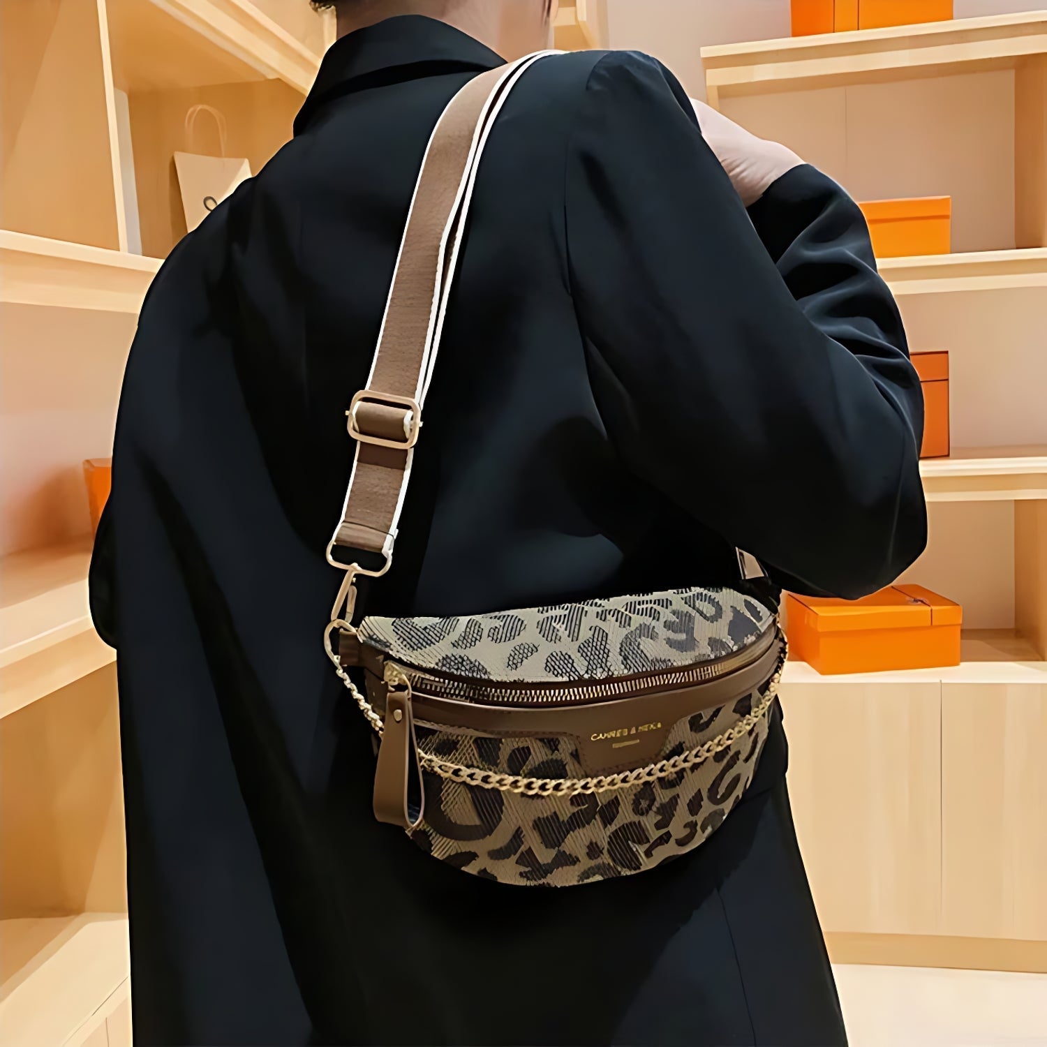Femme portant un sac banane motif léopard en style crossbody