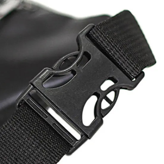 Gros plan sur la fermeture du sac banane homme en cuir PU noir