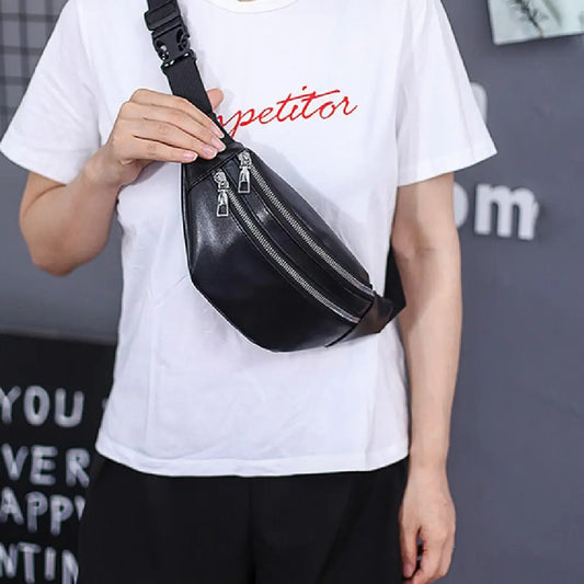 homme portant un sac banane en cuir PU noir avec bandoulière réglable