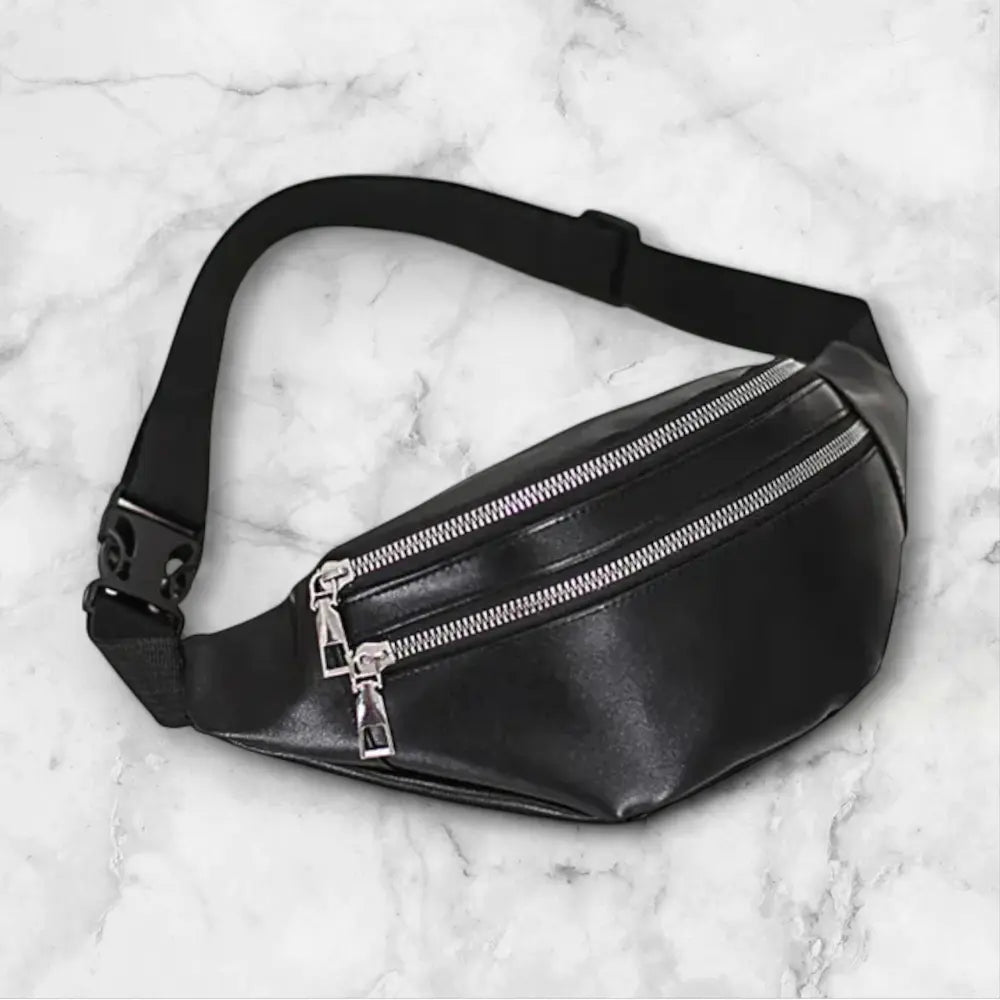 Sac banane homme en cuir pu posé a plat vue de face.