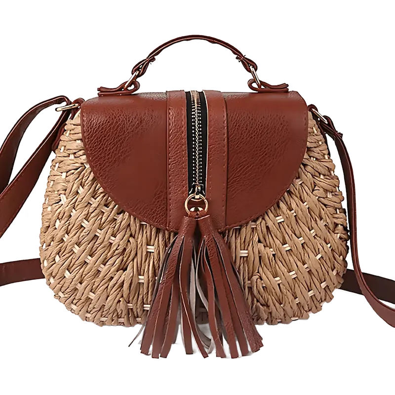 Sac à bandoulière bohème en paille tressée avec rabat en cuir marron et franges décoratives