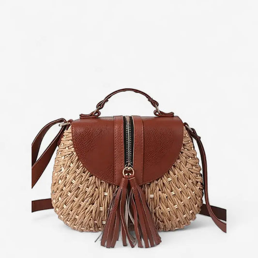 Sac à bandoulière bohème en paille tressée avec rabat en cuir marron et franges décoratives
