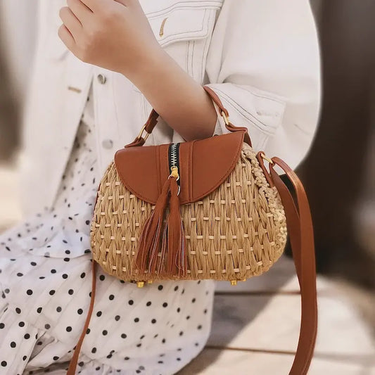 Sac à bandoulière bohème en paille tressée porté à la main avec rabat en cuir marron
