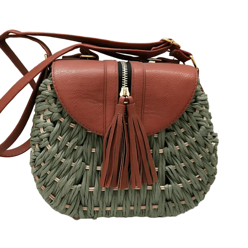 Sac bohème en paille tressée vert avec rabat en cuir marron et franges décoratives